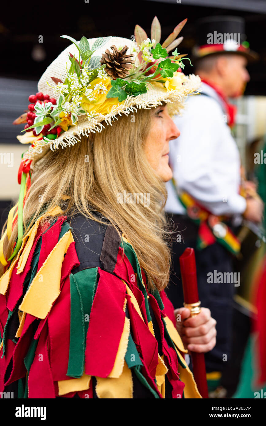 Tradizionali danze Morris in Brockham in England Regno Unito. La combustione di bastoncini rappresenta la fine della stagione di ballo dove i bastoni vengono gettati i Foto Stock