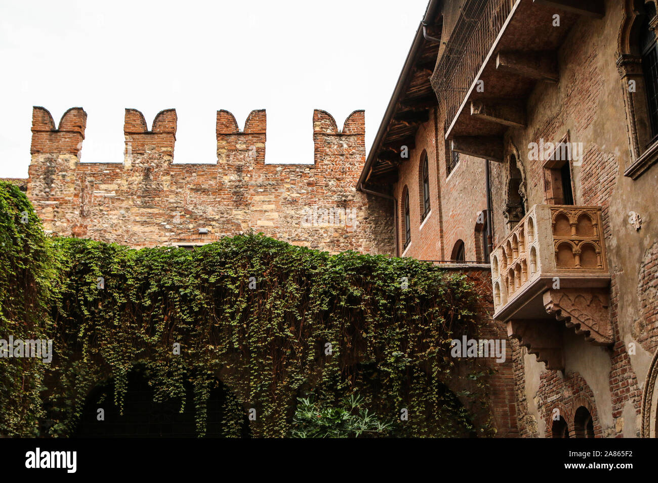 L'immagine dal centro della città antica di Verona in Italia. Le vecchie case storiche e il balcone di Giulietta a casa di Giulietta. Il principale sospiro Foto Stock