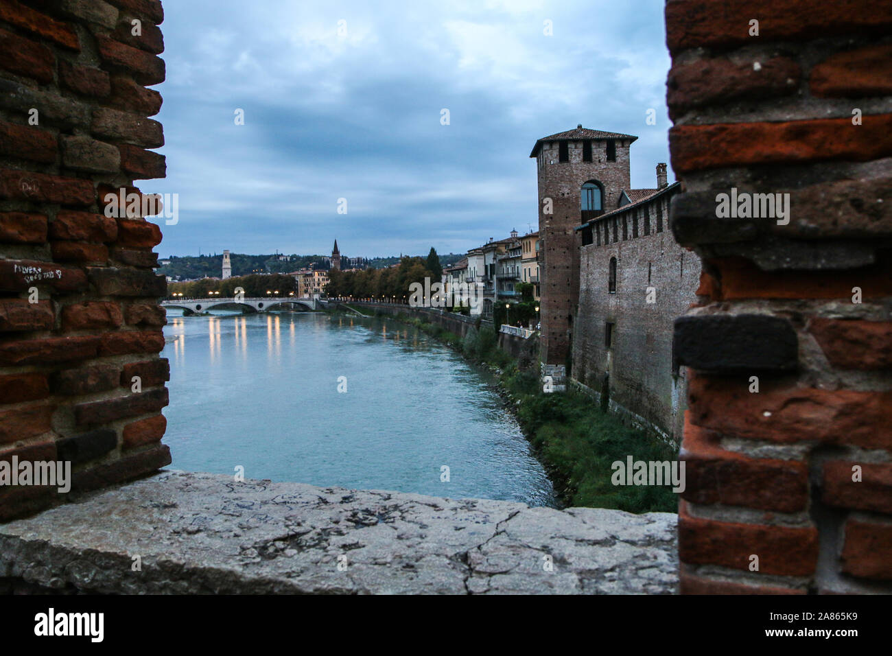 L'immagine dal centro della città antica di Verona in Italia. Le vecchie case storiche dal fiume. Foto Stock