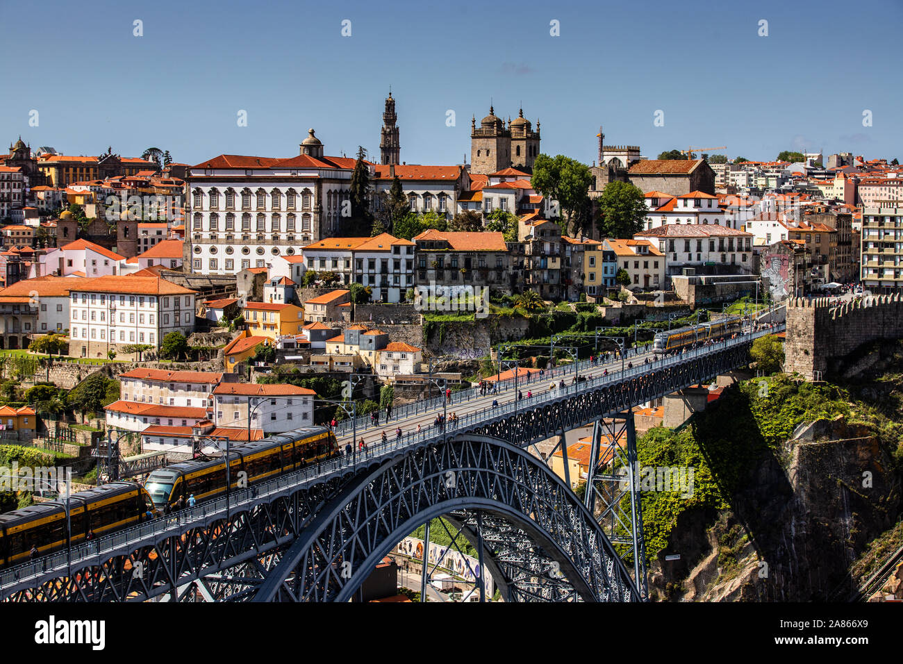 Ponte luiz primero sul fiume Douro a Porto con vista sulla città vecchia Foto Stock