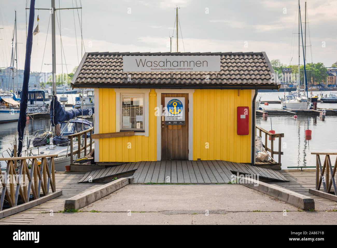 Porto di Stoccolma, vista in estate di un colorato harbourmaster cabina Wasahamnen marina quayside, Djurgarden, centrale di Stoccolma, Svezia. Foto Stock