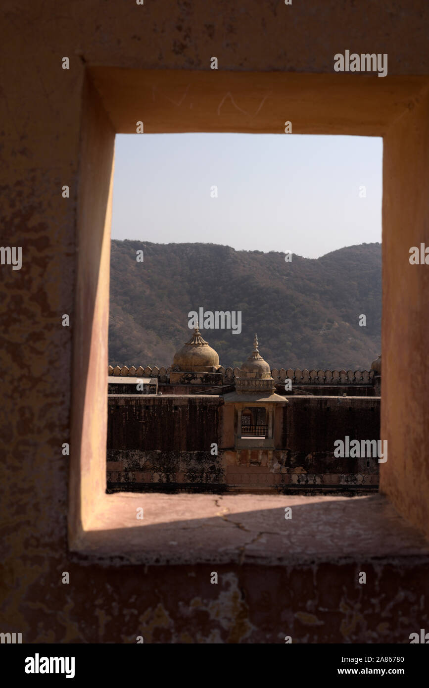 Amer fort è situato nella città di Amer, con una superficie di quattro chilometri quadrati, gonne di Jaipur, capitale del Rajasthan. Foto Stock