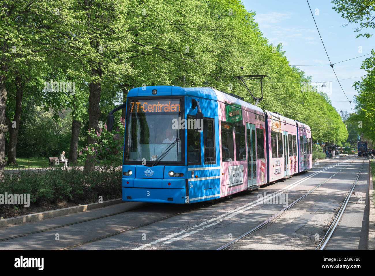 Stoccolma tram, vista in estate il numero 7 il tram che trasporta i visitatori a Djurgarden e il museo all'aperto di Skansen, Stoccolma, Svezia. Foto Stock