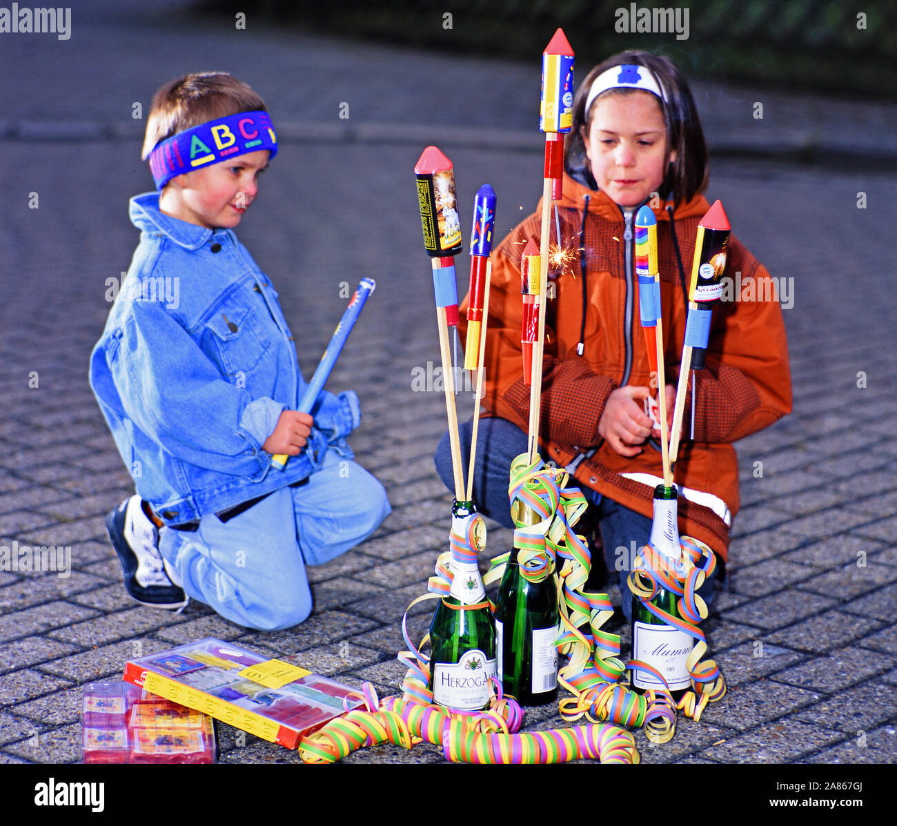 Kinder mit Feuerwerkskörper, Junge und Mädchen, 8-10 Jahre alt, signor: Sì Foto Stock