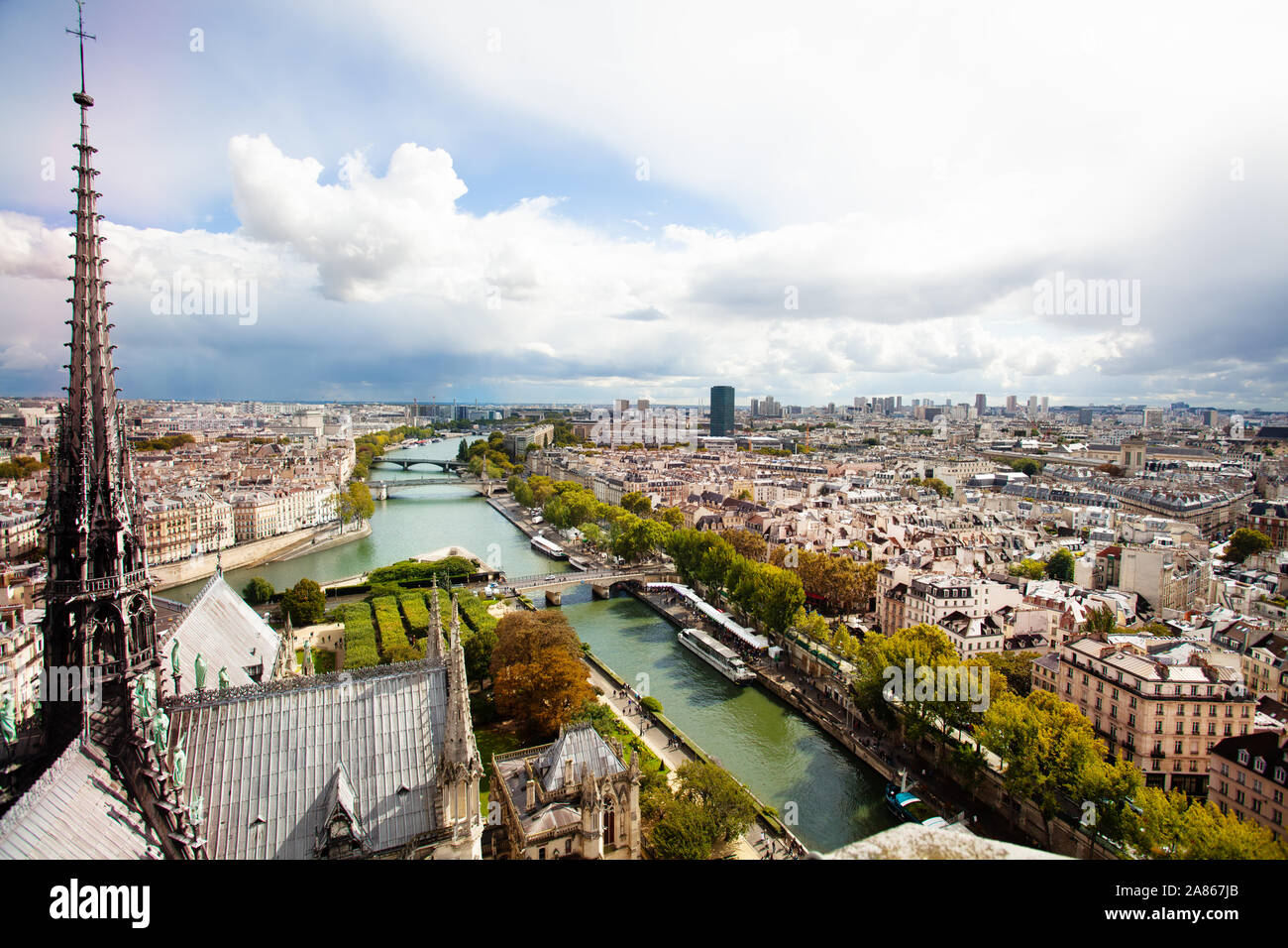 Il vecchio campanile della cattedrale di Notre Dame de Paris e Pont Sully Foto Stock