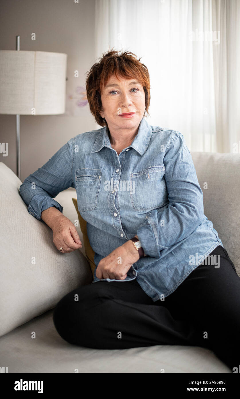 06 novembre 2019, Berlin: Elfie Donnelly, creatore dei bambini radio della serie play Bibi Blocksberg e Benjamin Blümchen, sorge in un appartamento a Berlino. Foto: Fabian Sommer/dpa Foto Stock