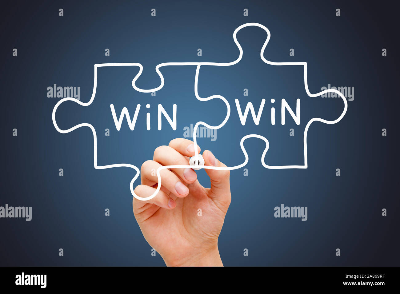 Disegno a mano Win-Win puzzle concetto aziendale con indicatore bianco sul panno trasparente stampato. Foto Stock