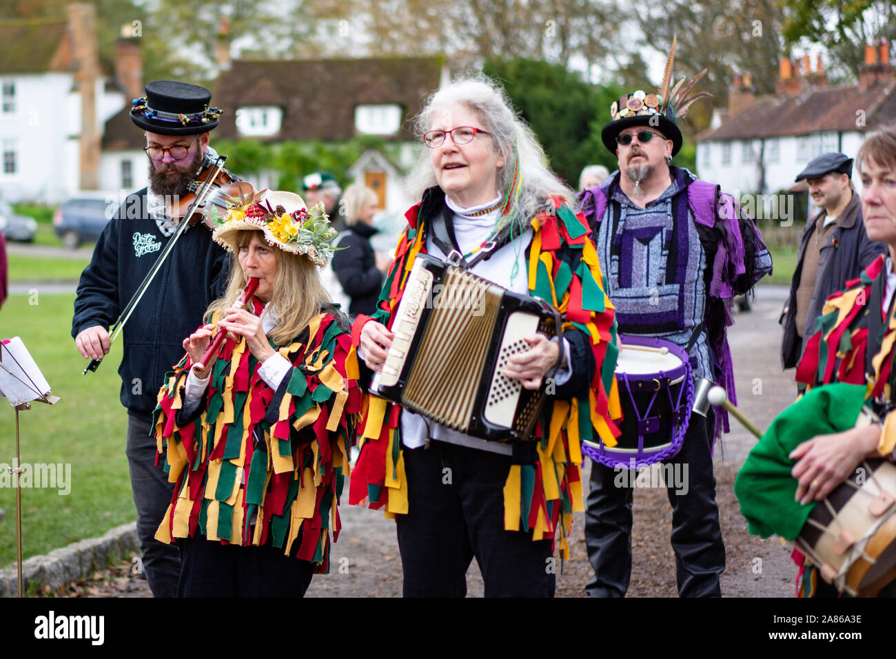 Tradizionali danze Morris in Brockham in England Regno Unito. La combustione di bastoncini rappresenta la fine della stagione di ballo dove i bastoni vengono gettati i Foto Stock