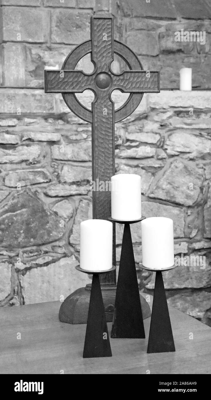 Una vita ancora in bianco e nero di una croce e tre candele in Dornoch Cathedral, Sutherland, Scotland, Regno Unito, Europa. Foto Stock