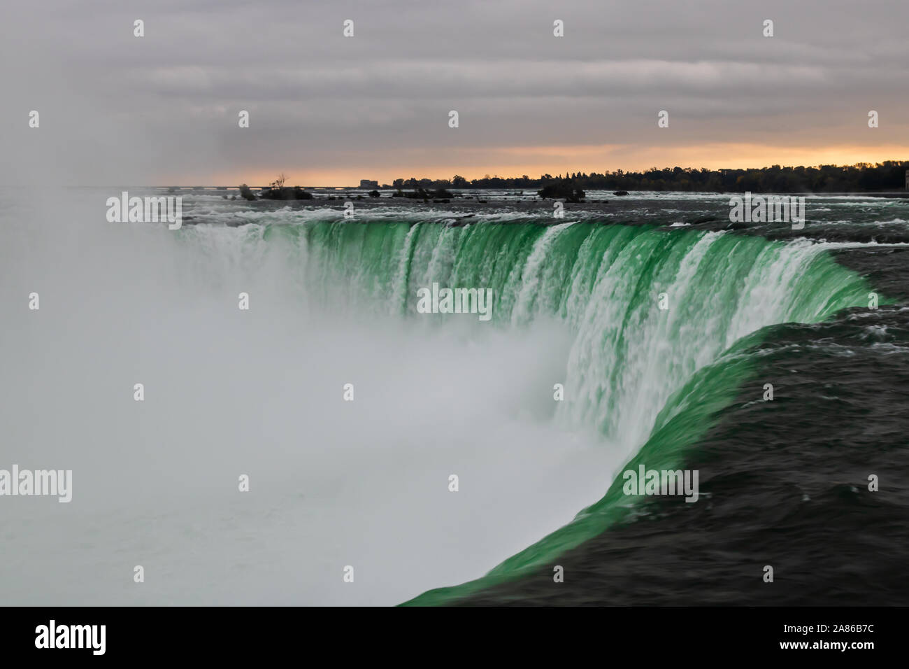 Cascate del Niagara: potenza dell'iconico punto di riferimento canadese Foto Stock