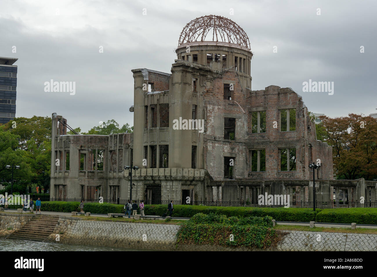 Pace di Hiroshima commemorativo (cupola di Genbaku) in un giorno di pioggia Foto Stock