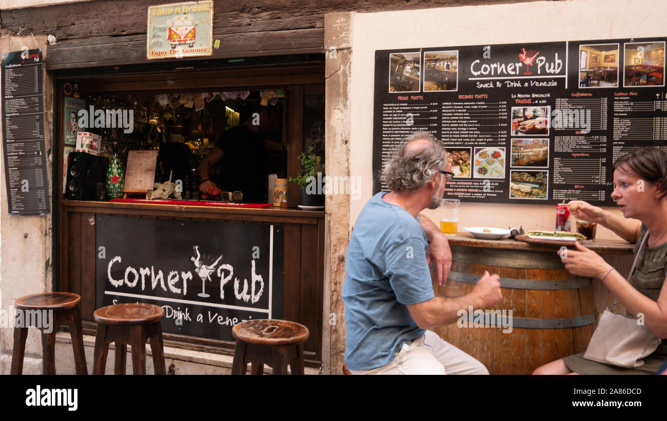 Venezia Italia 08 14 2019 coppia di anziani di mangiare davanti a un pub a Venezia Italia Foto Stock