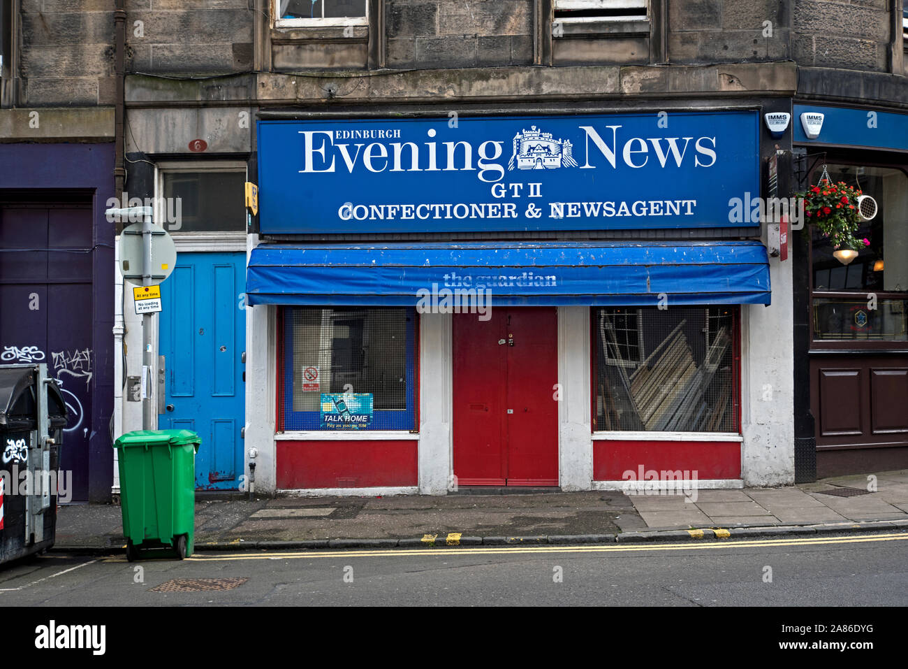 Pasticceria e edicola, chiusa per il bene, in Spittal Street, Edinburgh, Scozia, UK. Foto Stock