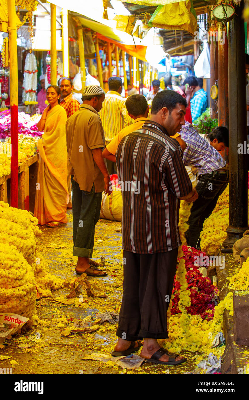 Corridoio affollato di venditori di fiori a Mysore mercato Devaraja, Mysore, Karnataka, India Foto Stock