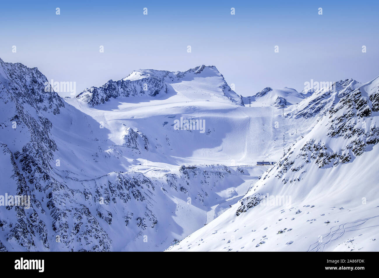 Impianti di risalita, piste e piste sul ghiacciaio Rettenbach in Solden località sciistica nelle Alpi Otztal in Tirol, Austria. Il luogo della prima Coppa del Mondo di slalom gigante Foto Stock