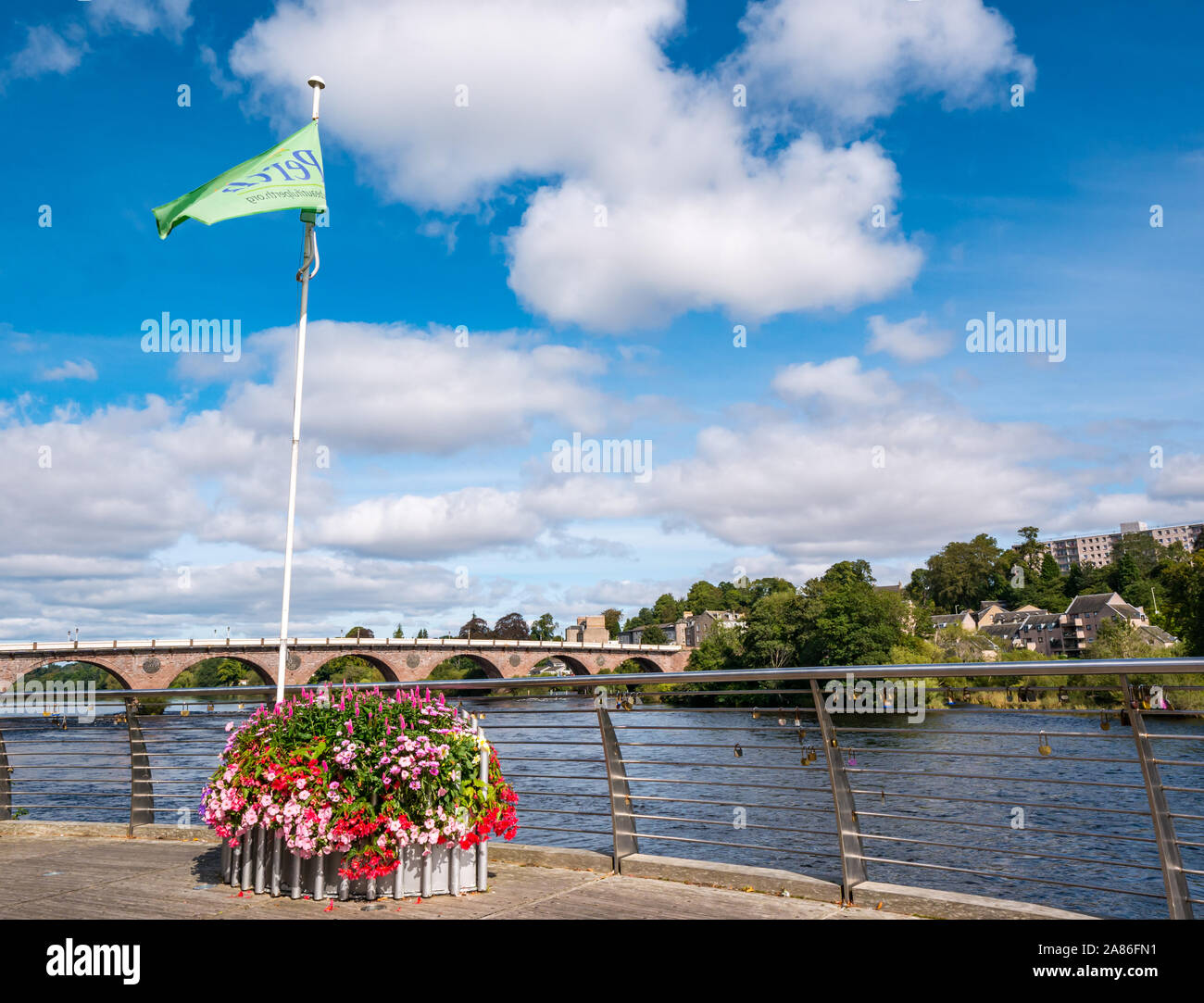 Vista del fiume Tay & West Bridge, con belle bandiera di Perth e piantate fioriera in una giornata di sole, la città di Perth, Scotland, Regno Unito Foto Stock