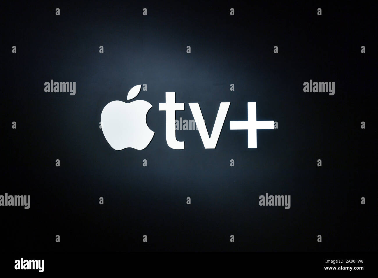 Apple TV+ logo - 'Dickinson' spettacolo TV Premiere, arrivi, St. Ann's Warehouse, New York, Stati Uniti d'America - 17 Ott 2019 Foto Stock