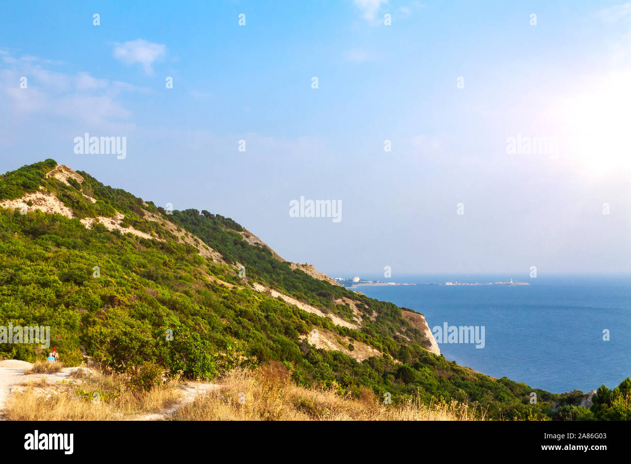 Sera su un alto e ripido seashore. Foto Stock