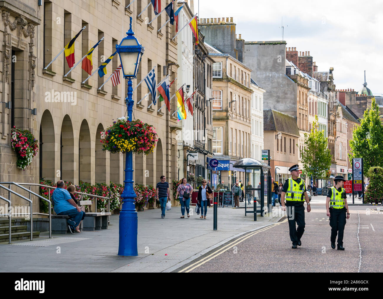 La polizia di alta vis giubbotti giallo patrol High Street prima AUOB marzo, la città di Perth, Scotland, Regno Unito Foto Stock