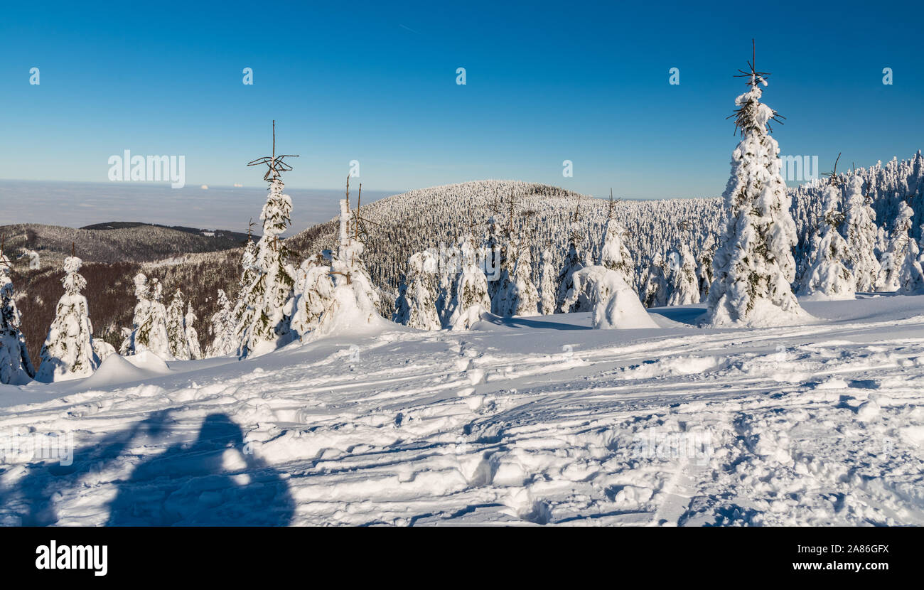 Paesaggio invernale bellow Lysa Hora hill in Moravskoslezske Beskydy mountains nella Repubblica ceca con le colline, congelati alberi, Hiking trail, fotografo ombra Foto Stock