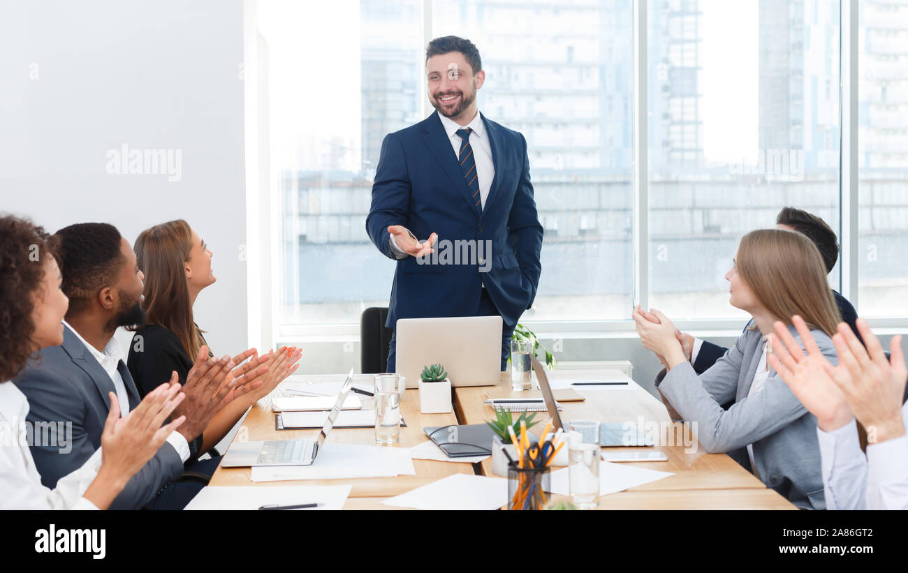 Il team Aziende per congratularmi con manager di successo con applausi Foto Stock