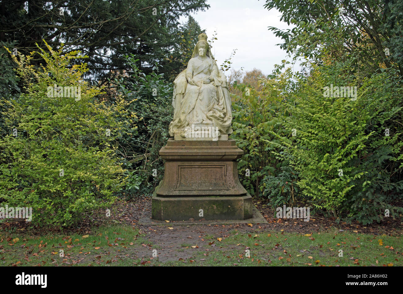 Statua della regina Victoria nella West Bank Park. Scolpito da George Walker Milburn, il noto scultore di York, nel 1911 e finanziato dalla pubblica sottoscrizione. Foto Stock