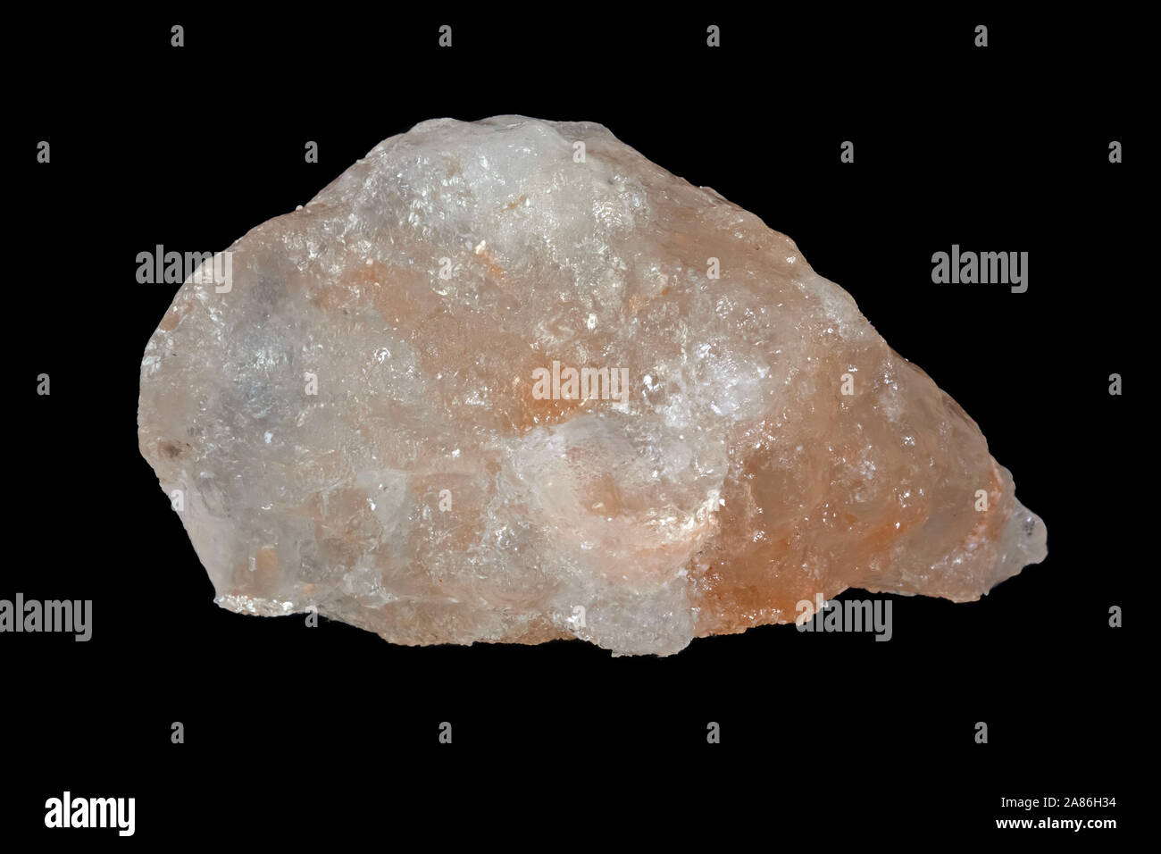 Materie halite minerale da Spagna, comunemente noto come sale di roccia isolata su una pura sfondo nero Foto Stock