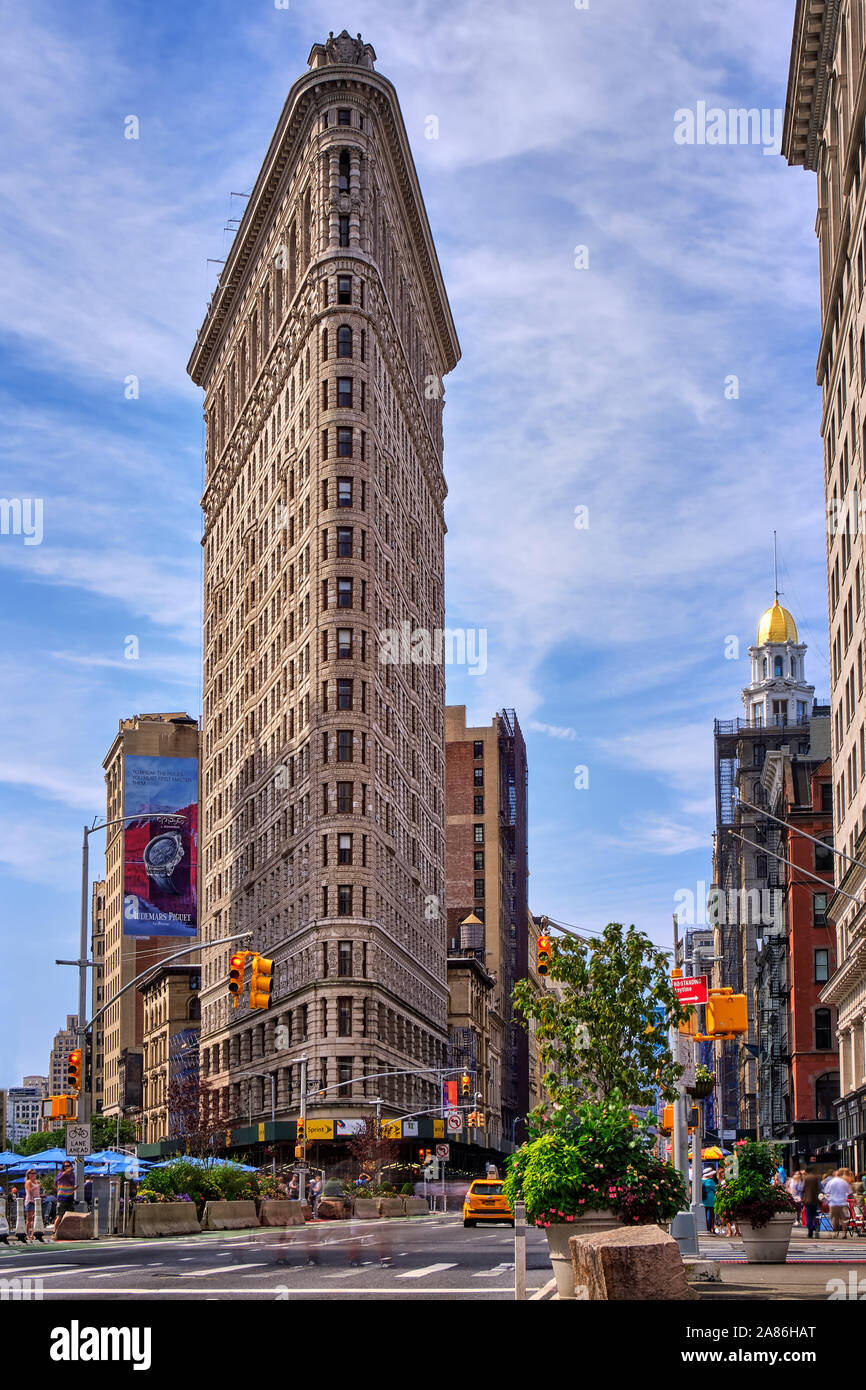 2019 agosto 31, New York City, Stati Uniti d'America - Downtown su Broadway iconici Flatiron Building Foto Stock