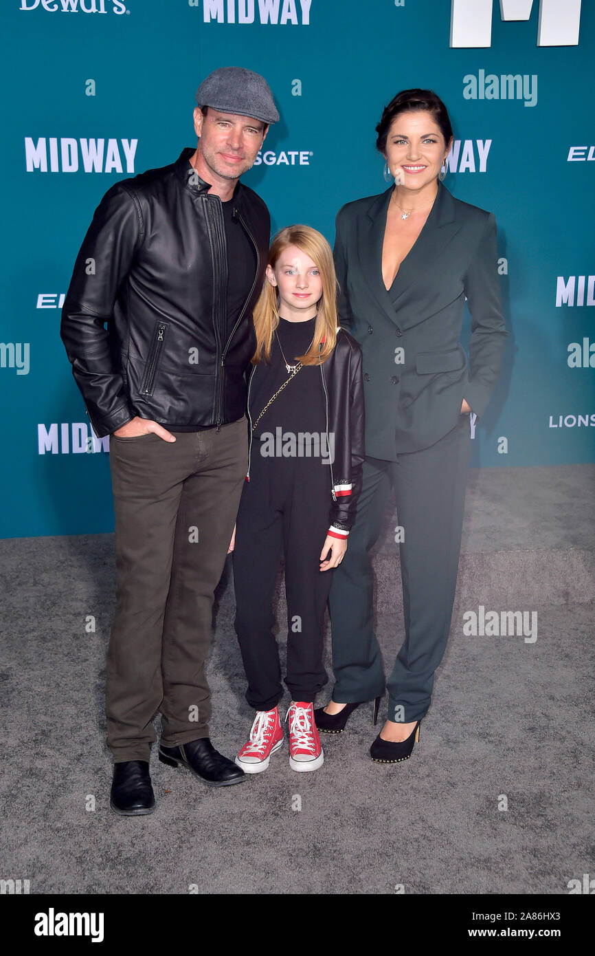 Los Angeles, Stati Uniti d'America. 05 Nov, 2019. Scott Foley, sua moglie Marika Dominczyk e sua figlia Malina Jean Foley frequentando il 'Midway' premiere al Regency Village Theatre nel novembre 05, 2019 a Los Angeles, California Credit: Geisler-Fotopress GmbH/Alamy Live News Foto Stock