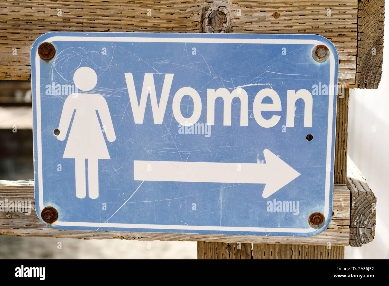 Digital Signage in spiaggia che mostra le donne di toilette Foto Stock