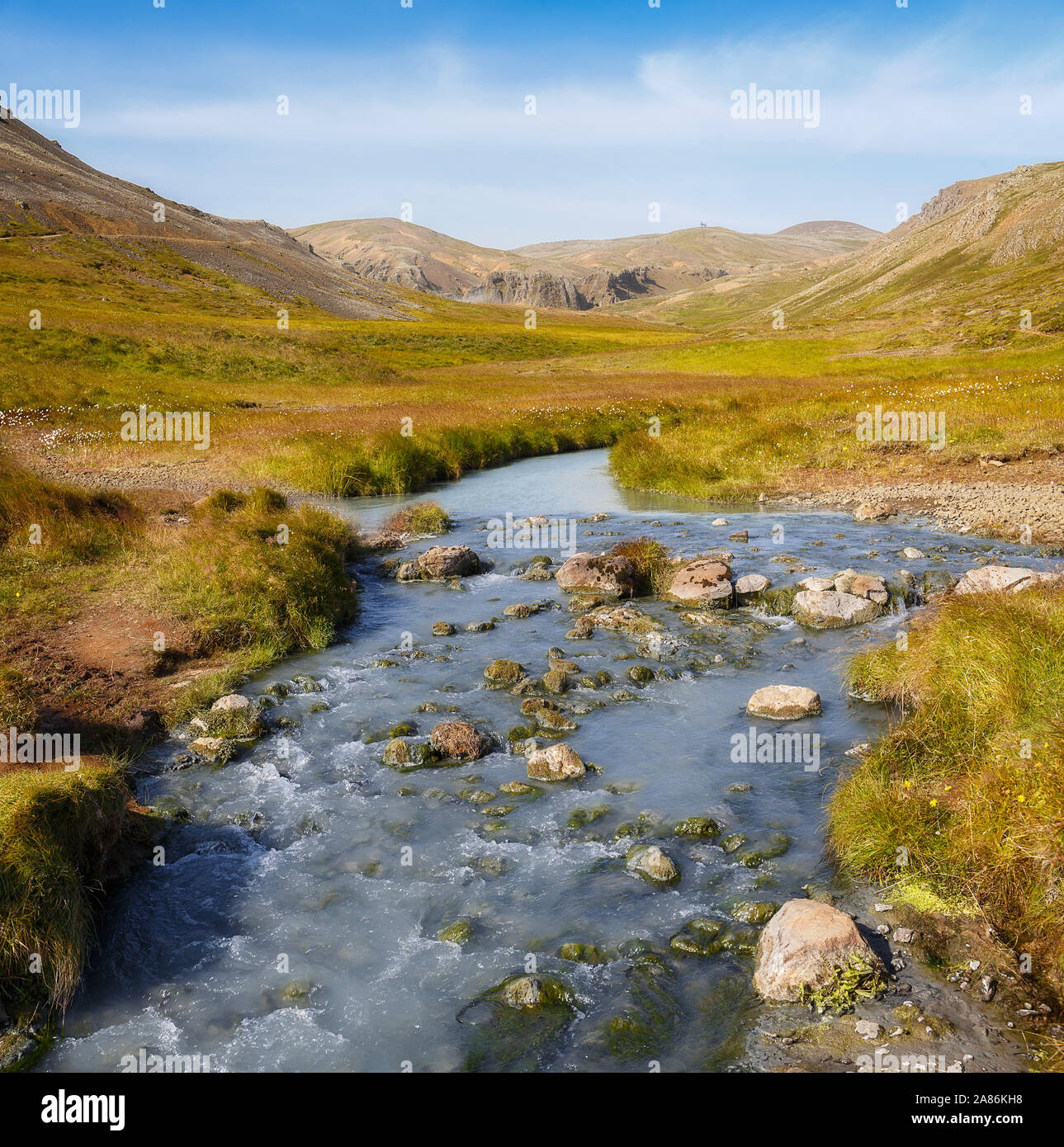 Fiume attraverso Reykjadalur primavera calda area in Islanda Foto Stock