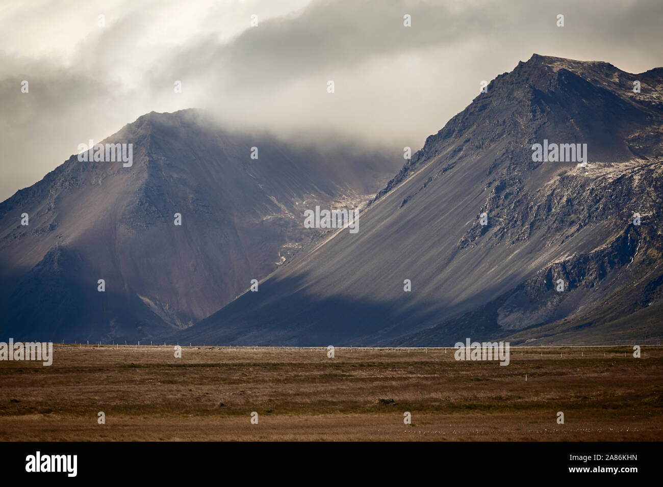 Drammatica nuvoloso Mountain View in Islanda Foto Stock