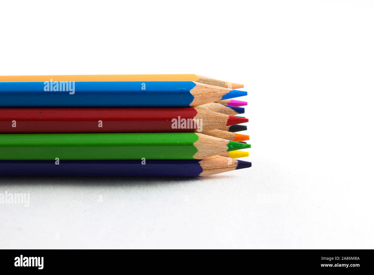 Bundle di rainbow matite colorate con messa a fuoco selezionata su suggerimenti Foto Stock