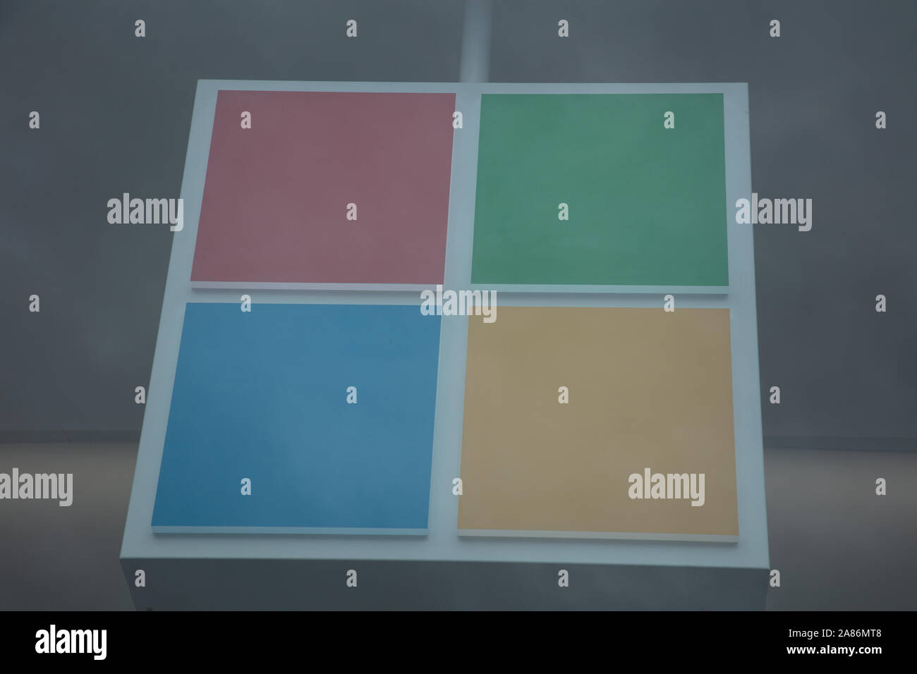 Logo Microsoft visto in Microsoft shop corner Oxford Circus e Regent Street, Londra, Regno Unito nel novembre 2019. Foto Stock