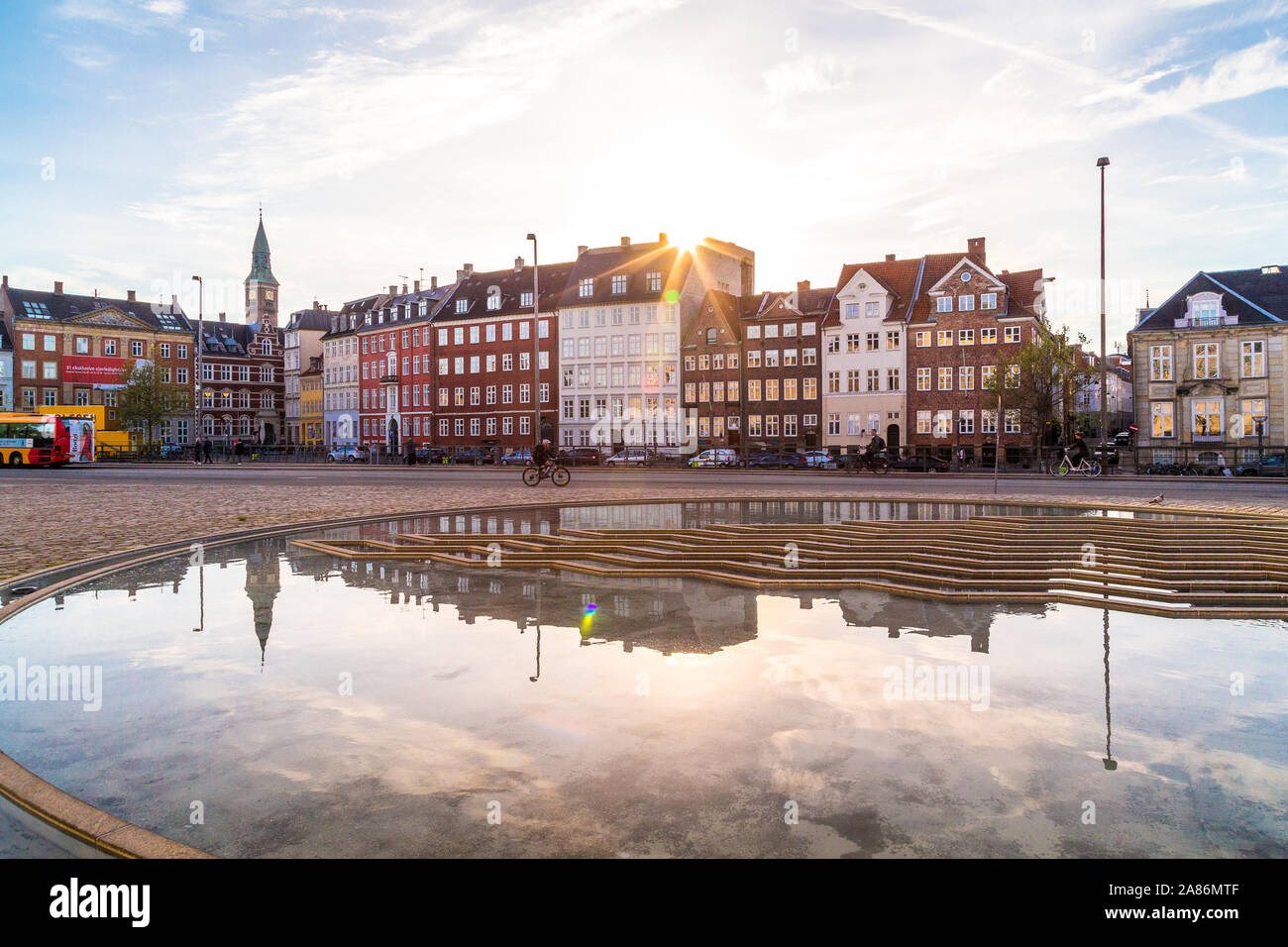 COPENHAGEN, Danimarca - 22 Maggio 2017: edifici, architettura e riflessioni in Copenhagen DANIMARCA durante il giorno. Foto Stock