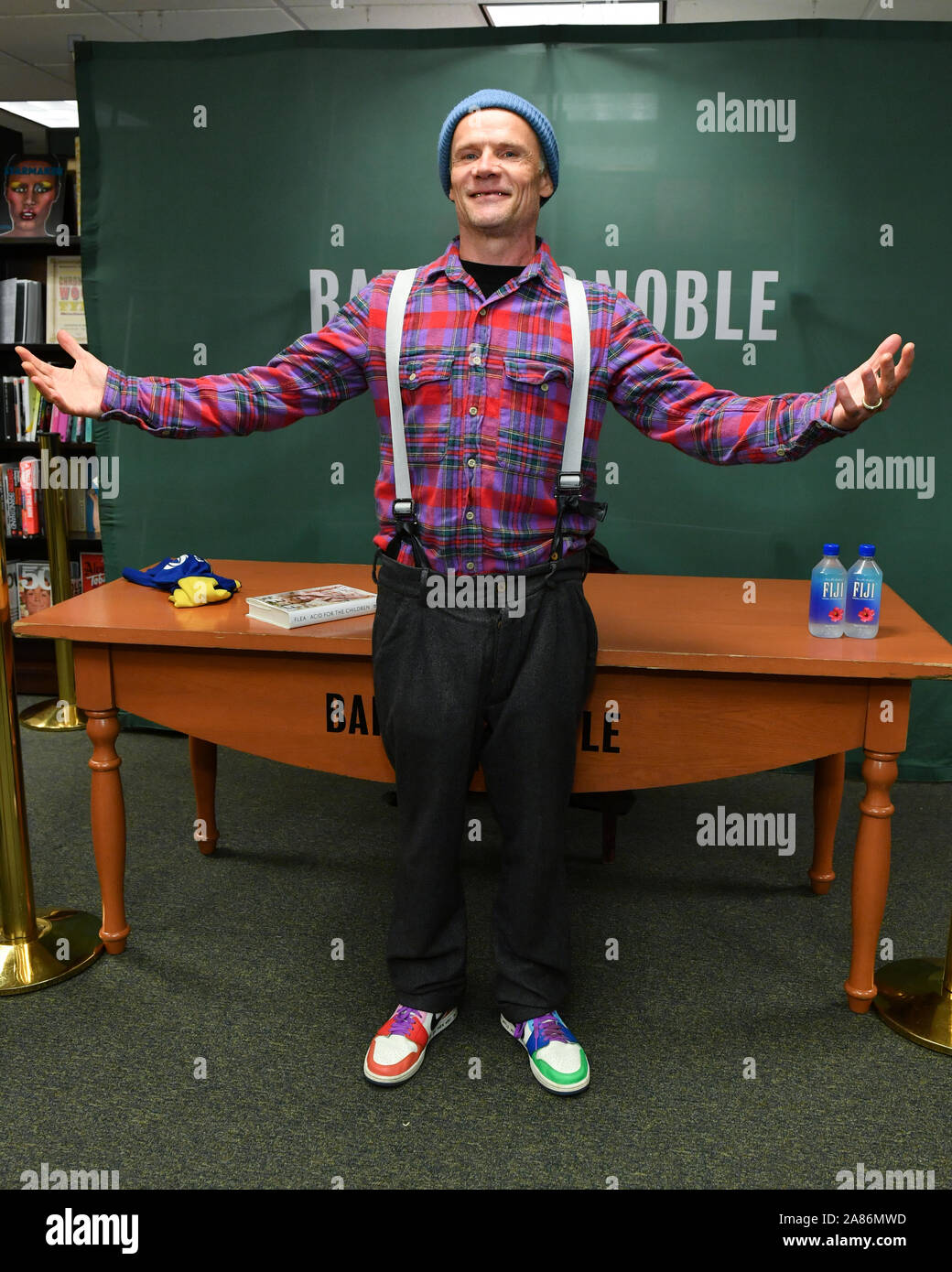 Flea dei Red Hot Chili Peppers segni copie del suo nuovo libro "acido per i bambini" presso Barnes & Noble, la Fifth Avenue a Novembre 05, 2019 a New York Foto Stock