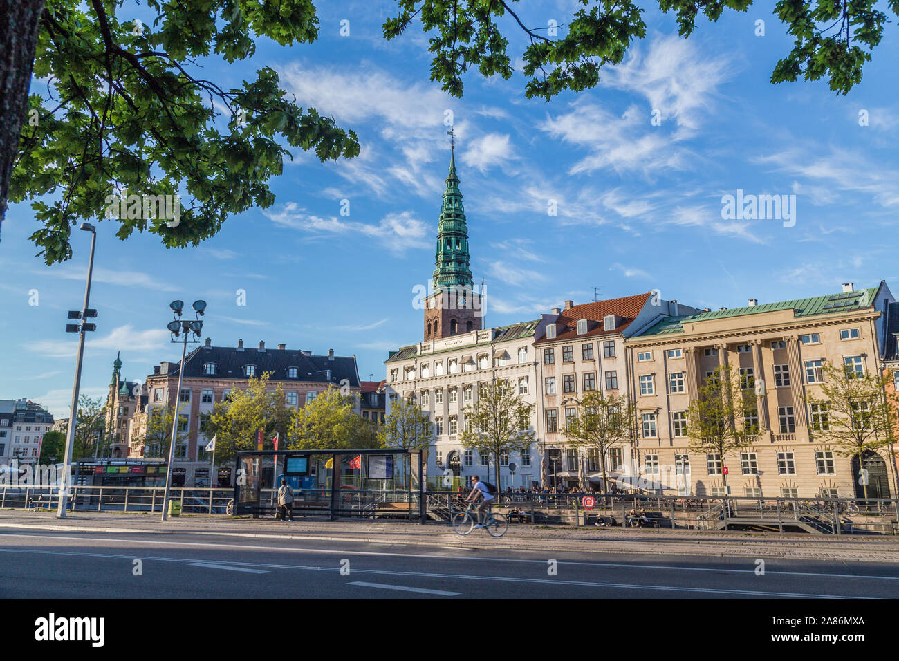 COPENHAGEN, Danimarca - 22 Maggio 2017: edifici, architettura e riflessioni in Copenhagen DANIMARCA durante il giorno. La gente può essere visto. Foto Stock