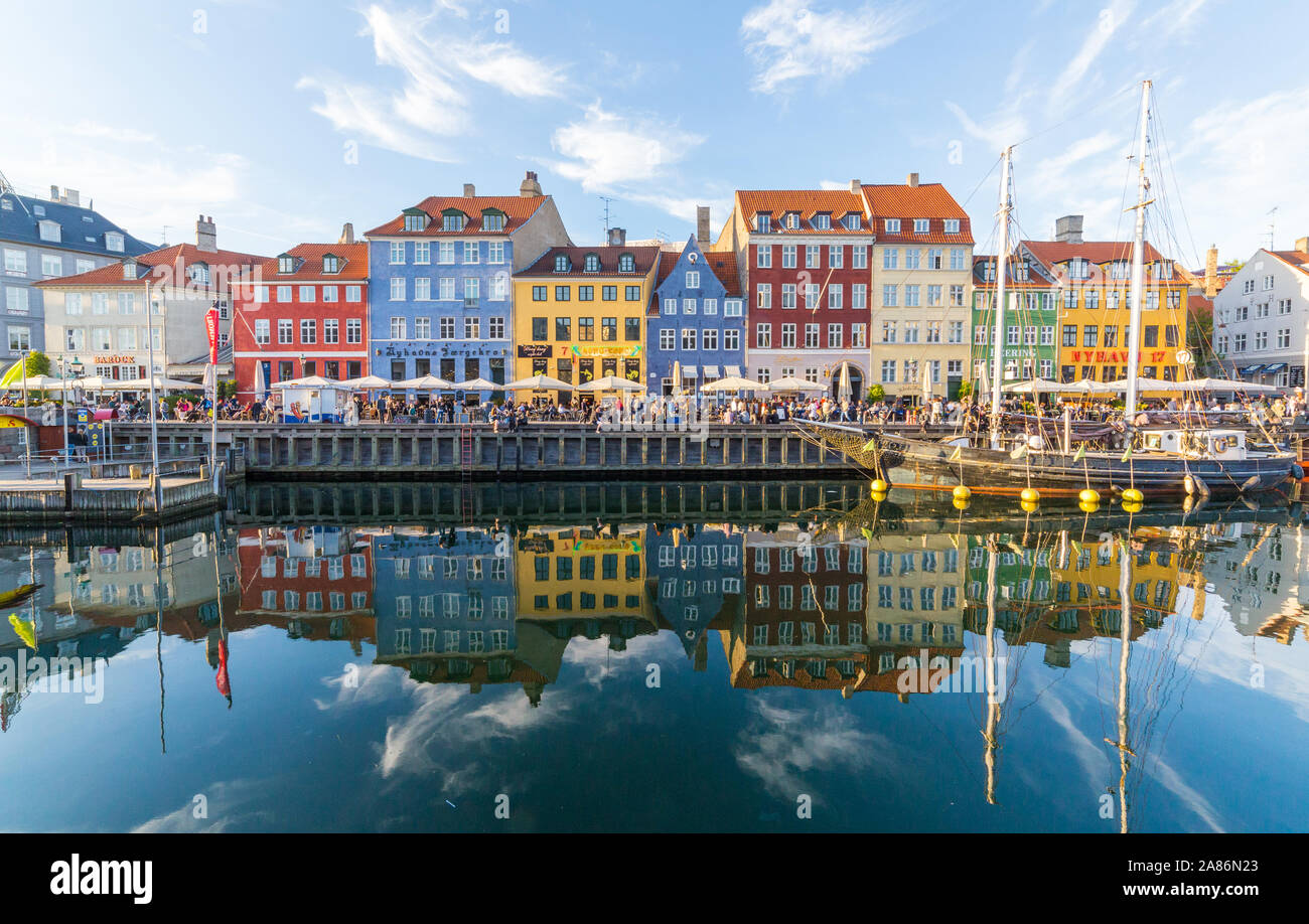 COPENHAGEN, Danimarca - 22 Maggio 2017: edifici, architettura, barche e riflessi lungo Nyhavn durante il giorno. Le riflessioni e le persone possono essere vedere Foto Stock