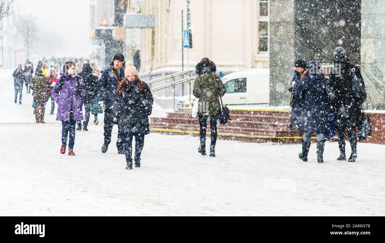 Winter City marciapiede. La gente camminare lungo un gelido marciapiede innevato. Abitanti delle città in inverno. Abstract inverno sfondo meteo Foto Stock