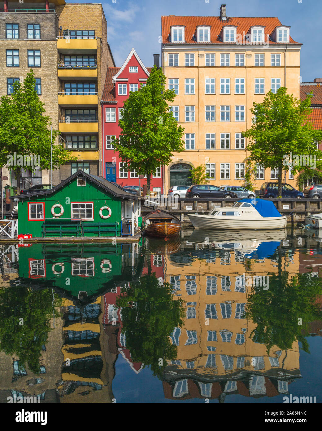 COPENHAGEN, Danimarca - 23 Maggio 2017: Edifici e riflessioni lungo il canale Christianshavn in Copenhagen. Foto Stock