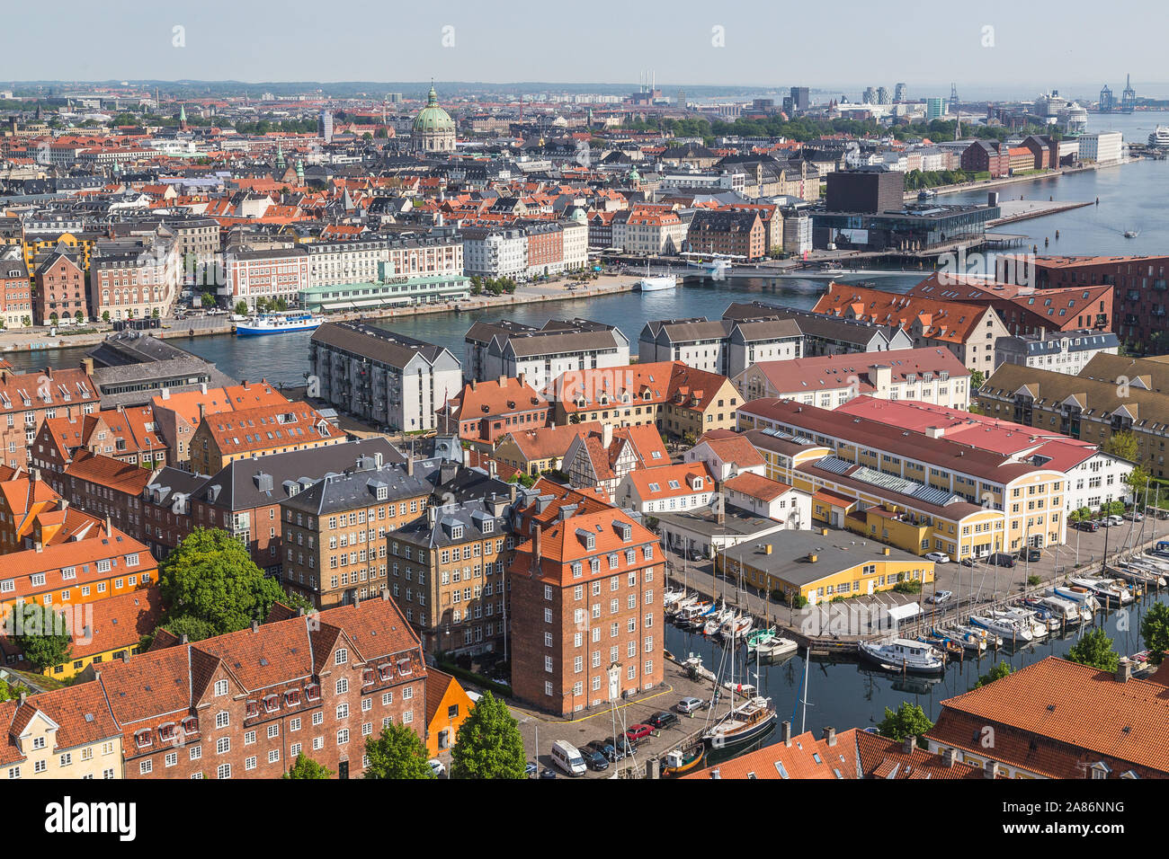COPENHAGEN, Danimarca - 23 Maggio 2017: alta vista su Copenaghen durante il giorno. Mostra di architettura, barche, canali, e tetti Foto Stock