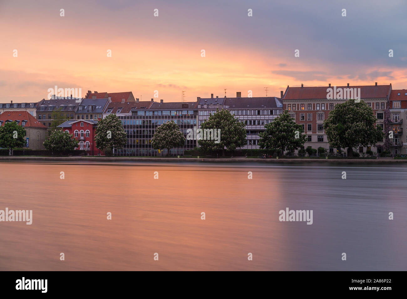COPENHAGEN, Danimarca - 23 Maggio 2017: una vista lungo la Peblinge così il lago di Copenaghen al tramonto. Edifici e un cielo colorato può essere visto. Foto Stock