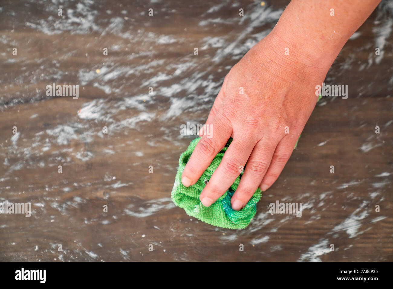 La donna è il tergivetro del bicchiere sporco superficie per igiene. Foto Stock