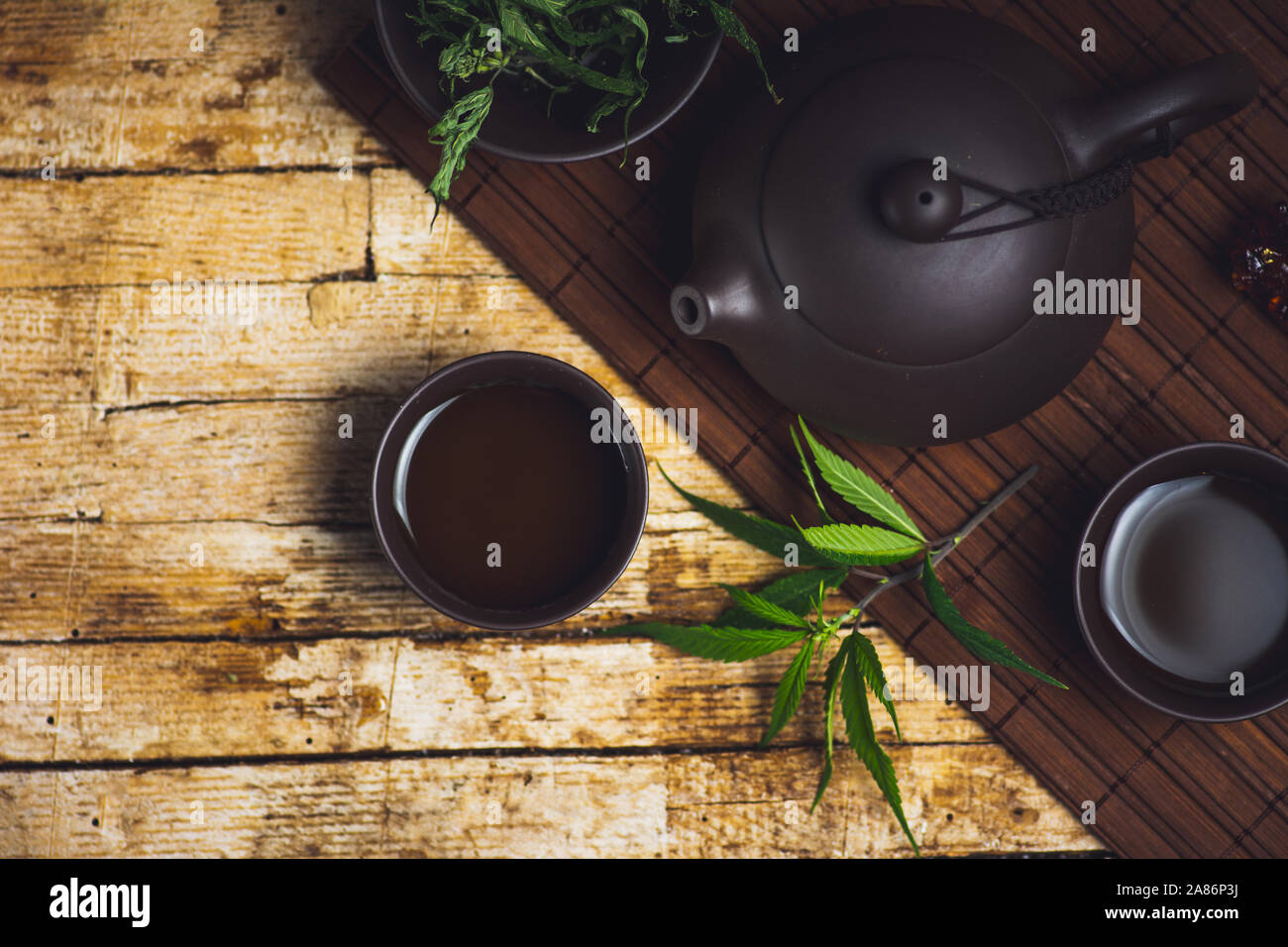 La marijuana tè alle erbe e foglie di cannabis il piano portapaziente Foto Stock