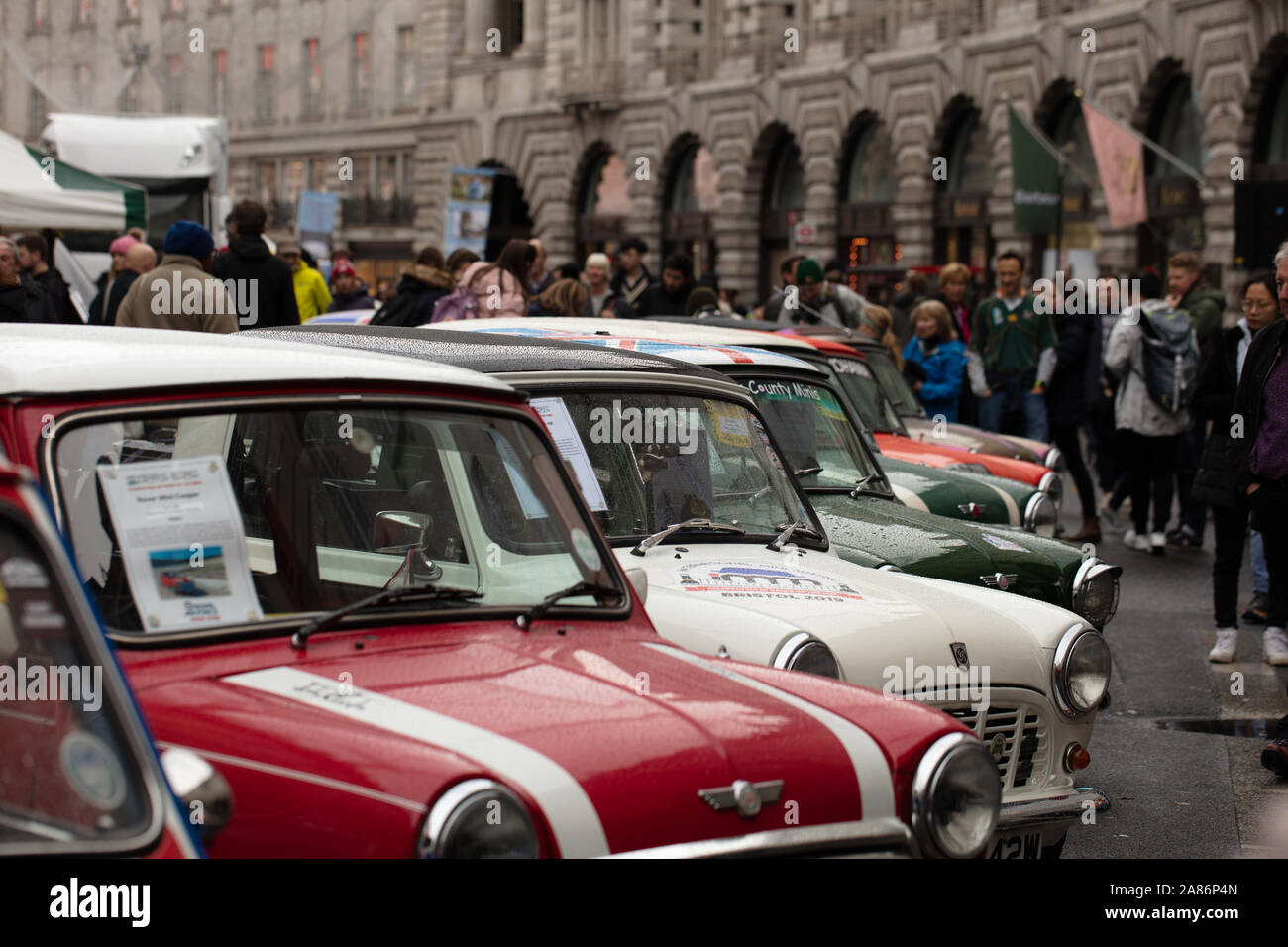 Londra, Regno Unito. Il 2 novembre 2019. Mini Coopers visto in Illinois Route 66 Regent Street Motor Show 2019. Credito: Joe Kuis / Alamy News Foto Stock