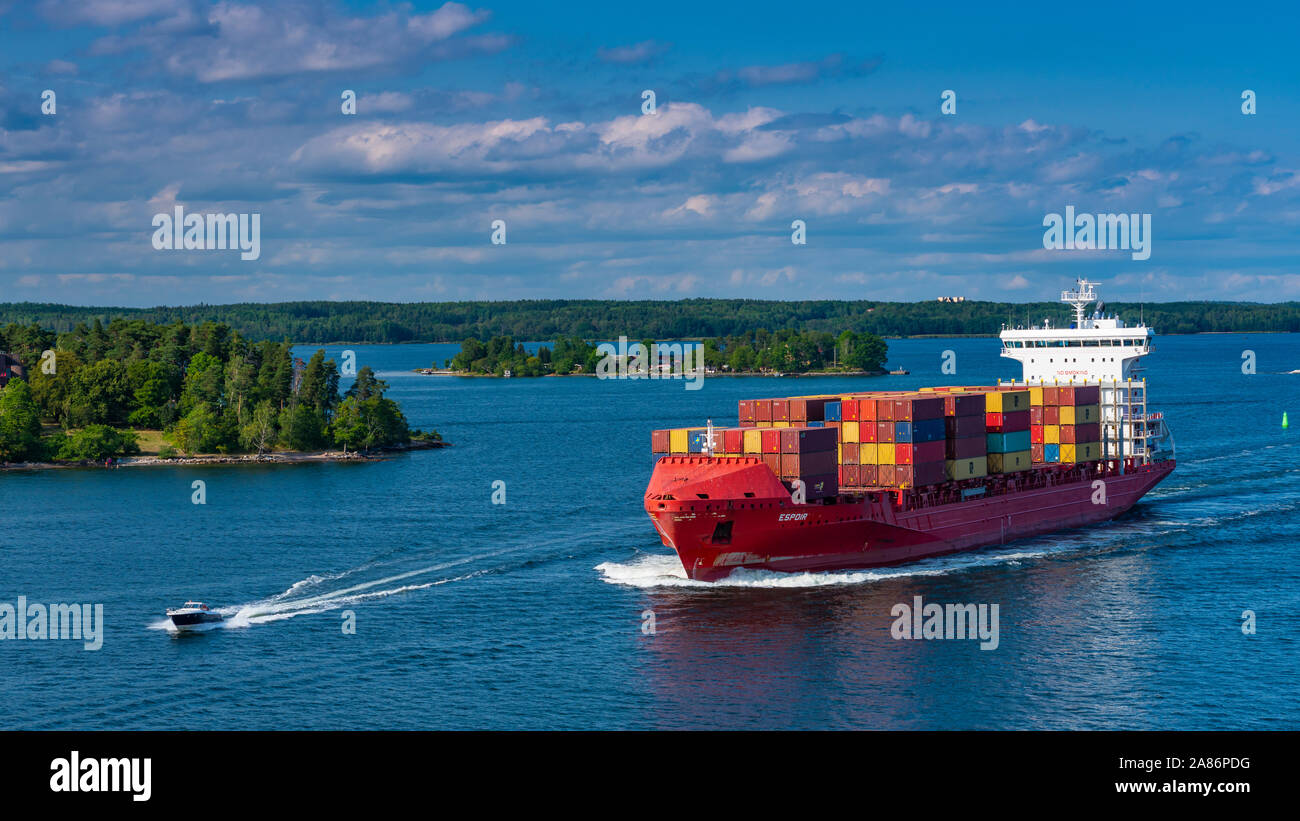 Una nave portacontainer nel canale di scolo vicino a Stoccolma, Svezia. Foto Stock