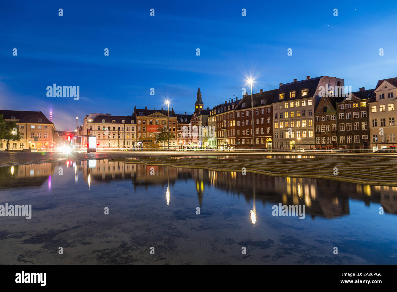 COPENHAGEN, Danimarca - 24 Maggio 2017: edifici, architettura e riflessioni in Copenhagen Danimarca di notte. Foto Stock