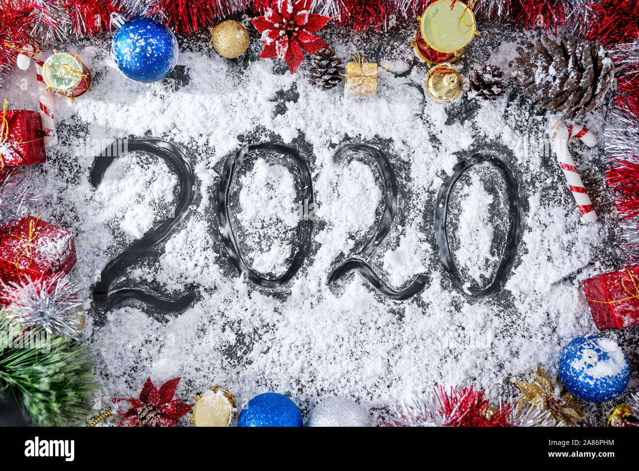 2020 Anno nuovo concetto con ornamenti sulla neve per lo sfondo. Foto Stock