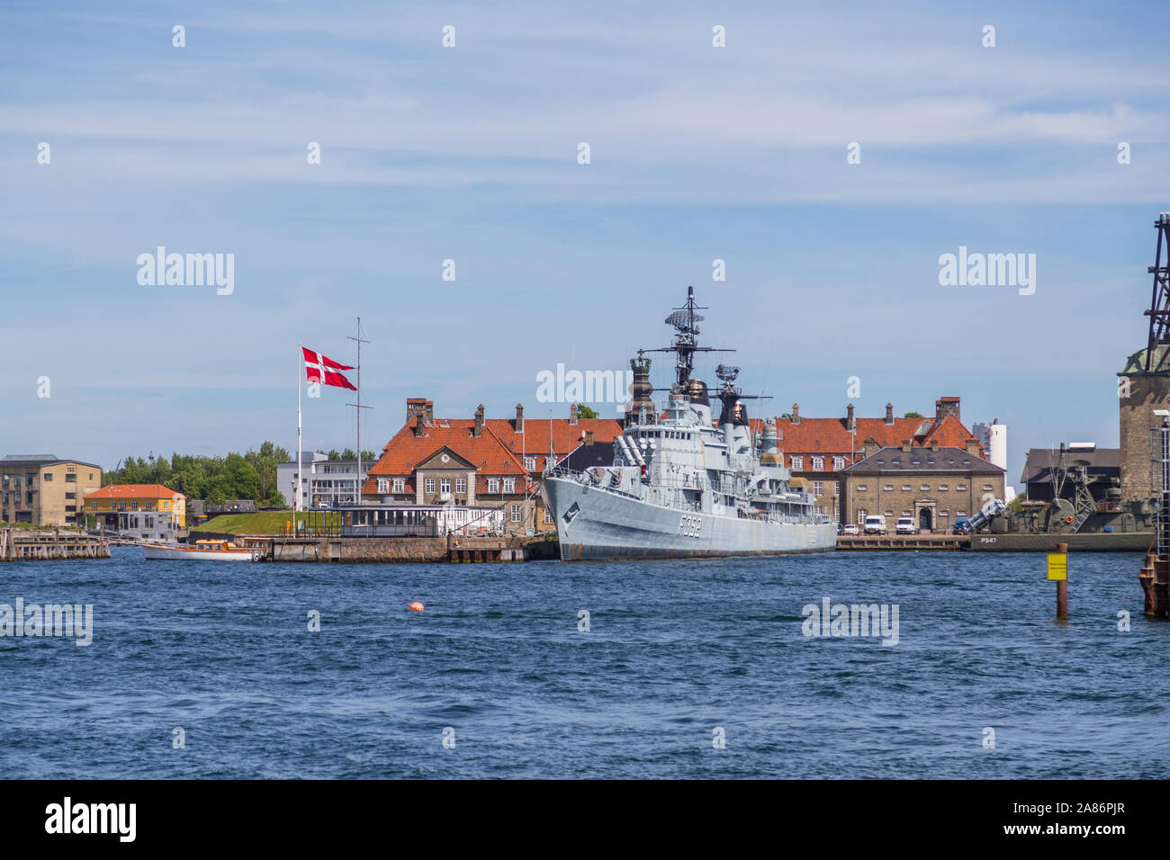 COPENHAGEN, Danimarca - 25 Maggio 2017: barche ed edifici lungo il lungomare di Copenaghen durante il giorno. Una corazzata e fabbriche può essere visto. Foto Stock