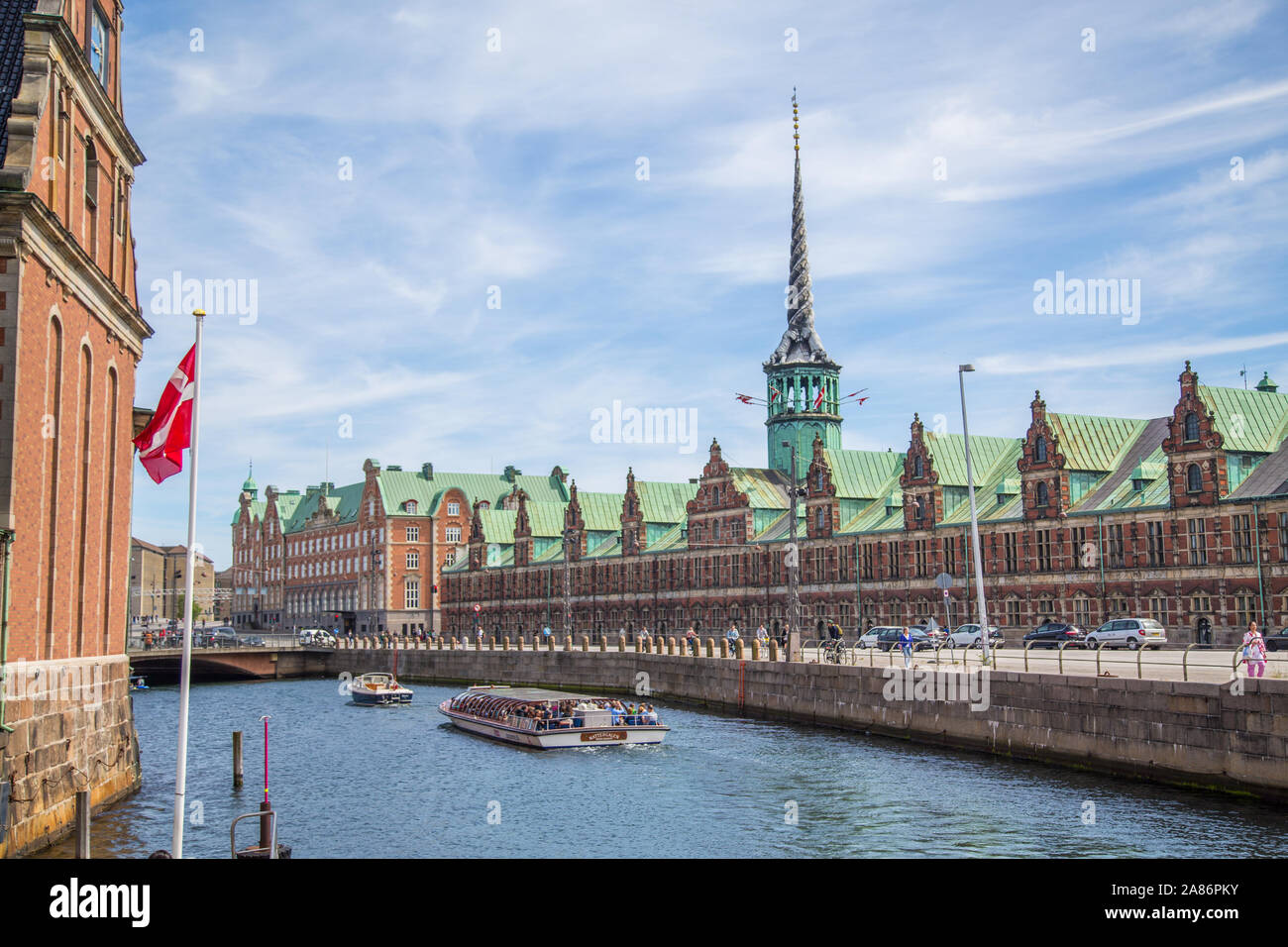COPENHAGEN, Danimarca - 25 Maggio 2017: l'esterno della Borsen un vecchio stock exchange nel centro di Copenahgen durante il giorno. Le barche e la gente può essere visto. Foto Stock